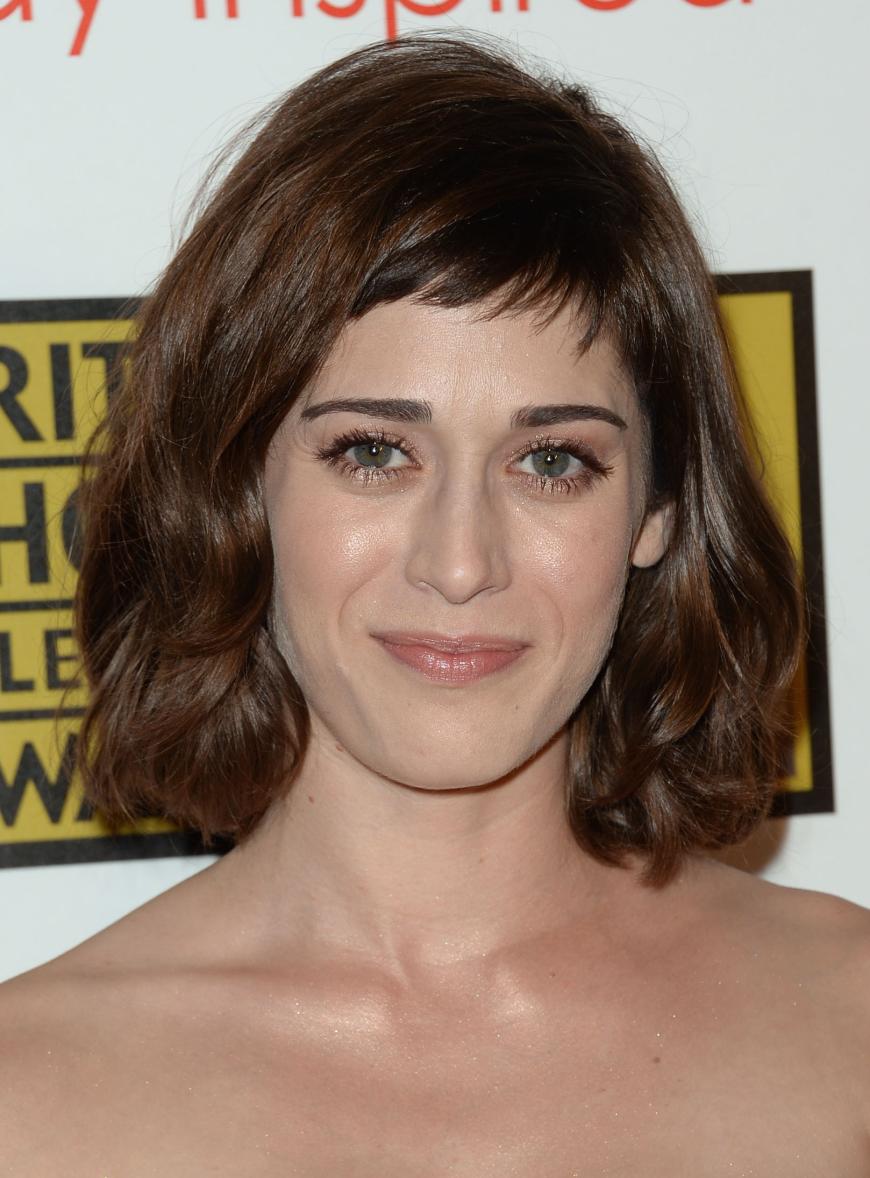 Die Schauspielerin Lizzy Caplan trägt den ultrakuzren Pony zum welligen Bob.