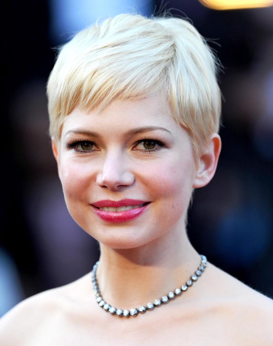 Michelle Williams trägt den Micro Pony in Form eines hellblonden Pixie Cuts schon seit Jahren, denn die Frisur steht ihr ausgezeichnet.