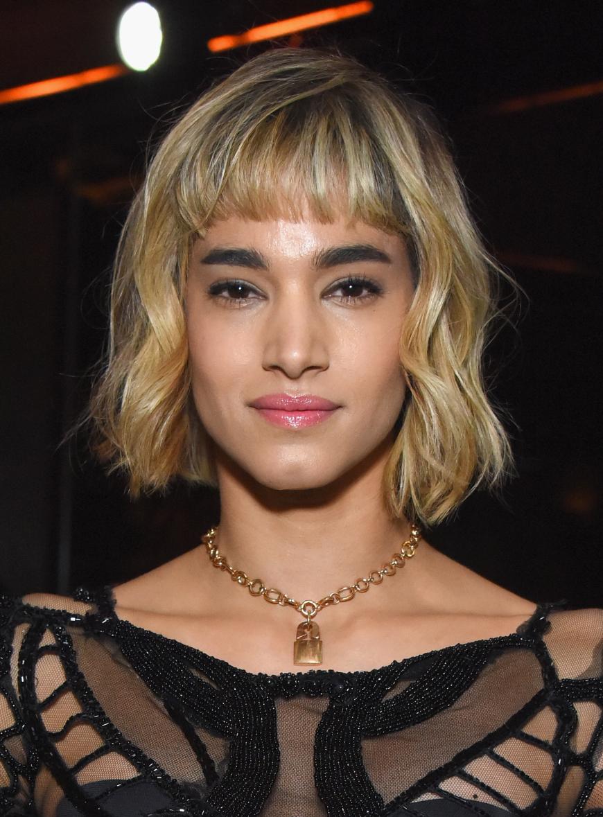 Die algerische Tänzerin und Schauspielerin Sofia Boutella setzt auf einen welligen Bob zum Micro-Pony.