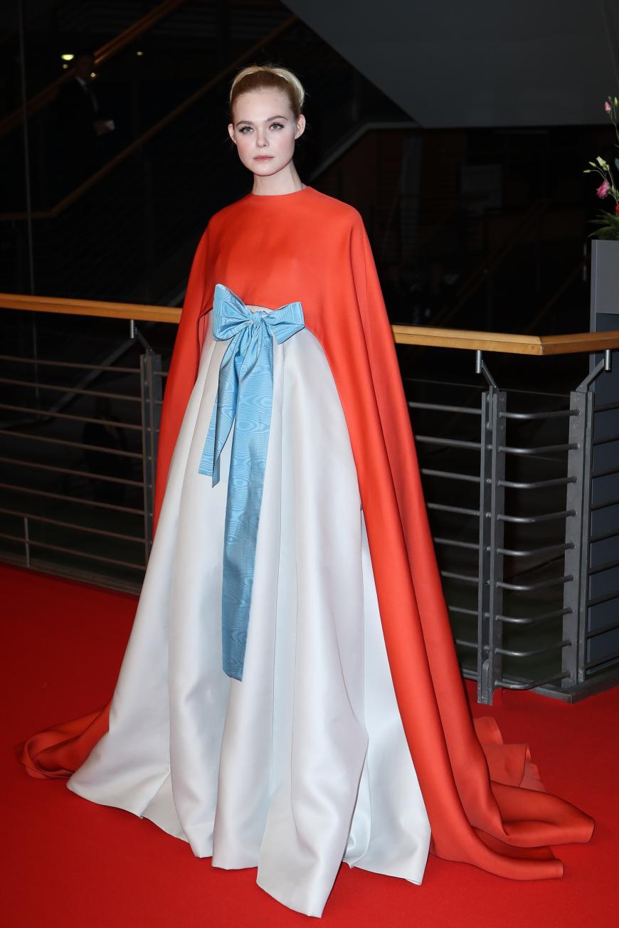Die Schauspielerin Elle Fanning in einem Kleid, bei dem jede Disney-Prinzessin neidisch geworden wäre. Ein sehr cooler und einzigartiger Look!