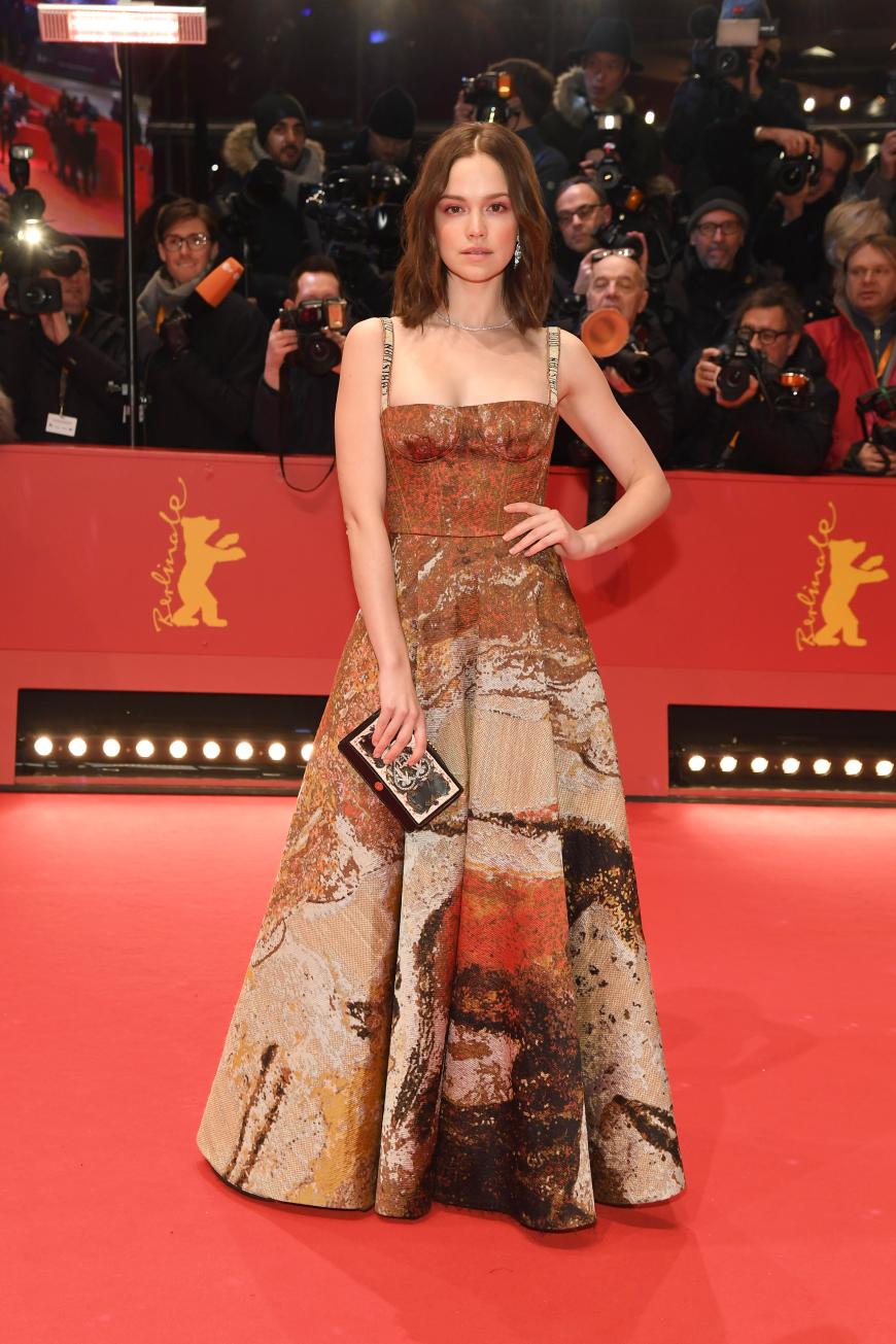 Die Schauspielerin Emila Schüle in einem außergewöhnlichen Dress in Brauntönen auf der Berlinale.