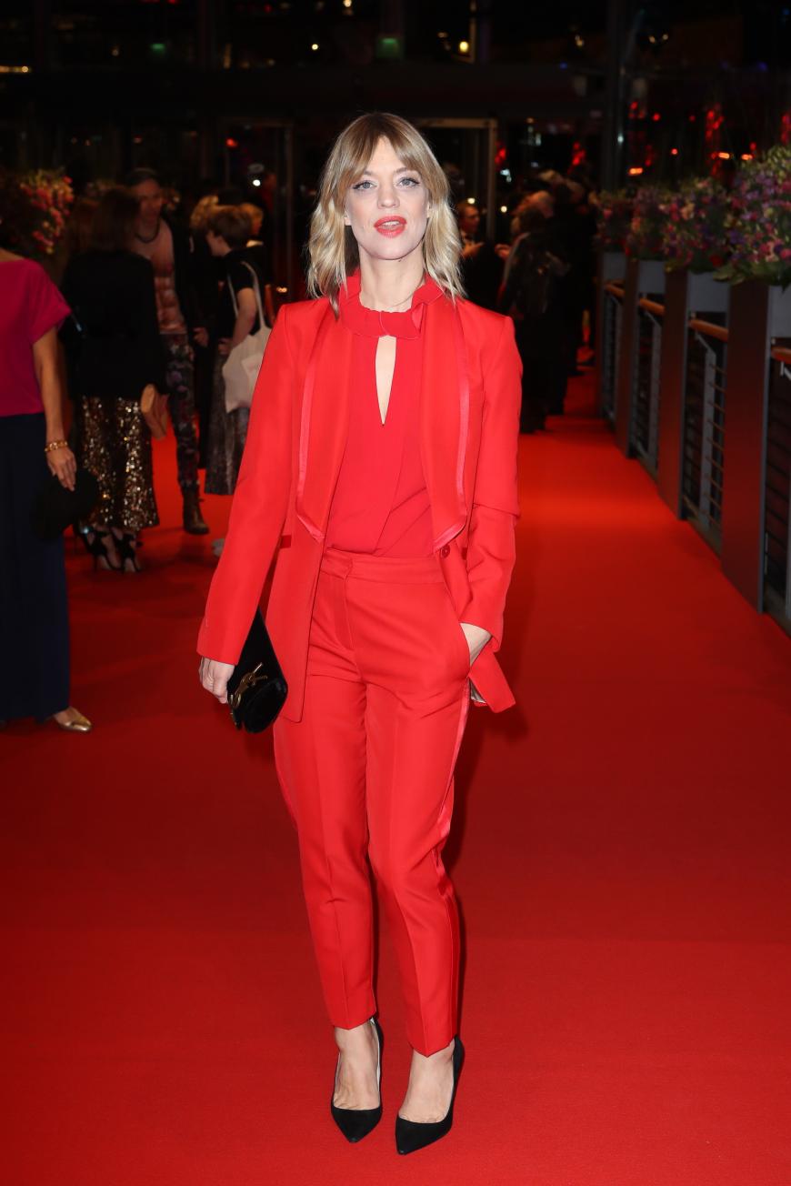 Genialer Look! Die Schauspielerin Heike Makatsch in Feuerrot auf dem ebenso roten Teppich der Berlinale.