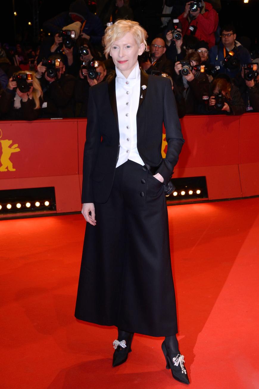 Noch eine echte Hollywoodgröße ließ sich bei der Eröffnung der Berlinale auf dem roten Teppich blicken: Tilda Swinton!