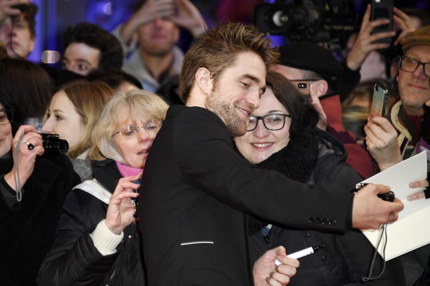 Heiß begehrt: Robert Pattinson macht Selfies auf der Berlinale.