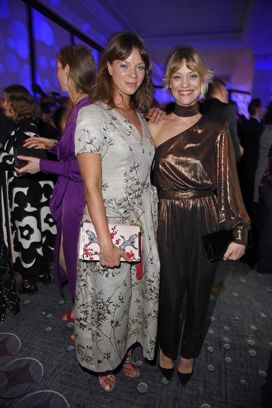 Jessica Schwarz und Heike Makatsch (r.) feiern zusammen auf der Berlinale