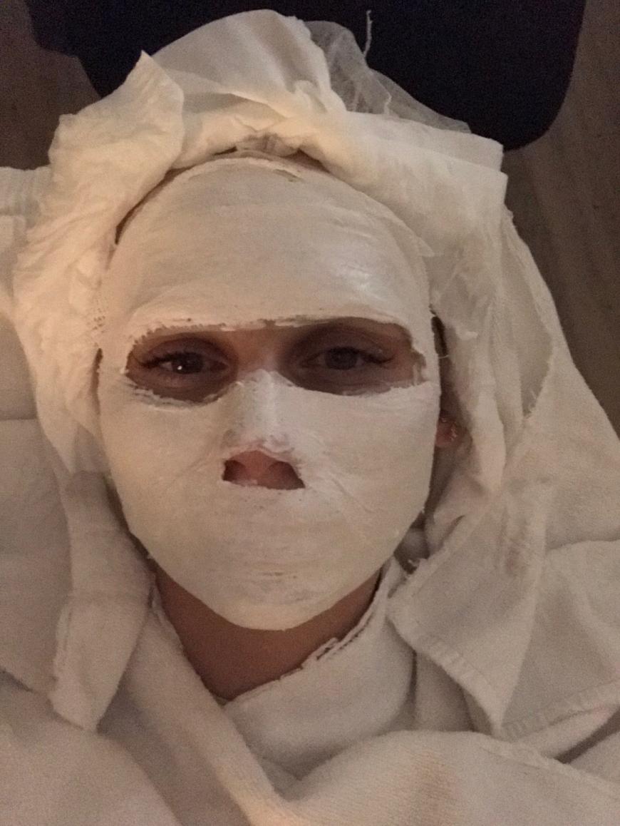 Mmmh, würde sich man ein Boyfriend wünschen für den Hausgebrauch... Unter der Gipsmaske ist nichts mehr mit reden...