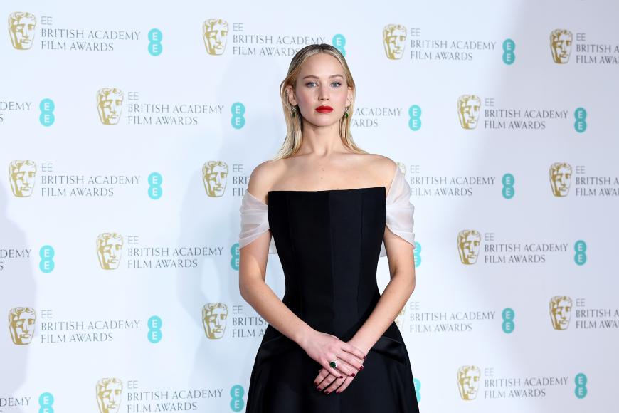 Bei den BAFTA Awards in London zeigte Jennifer Lawrence Solidarität mit den Opfern von sexueller Gewalt. Sie hielt sich an den Dresscode und trug Schwarz.