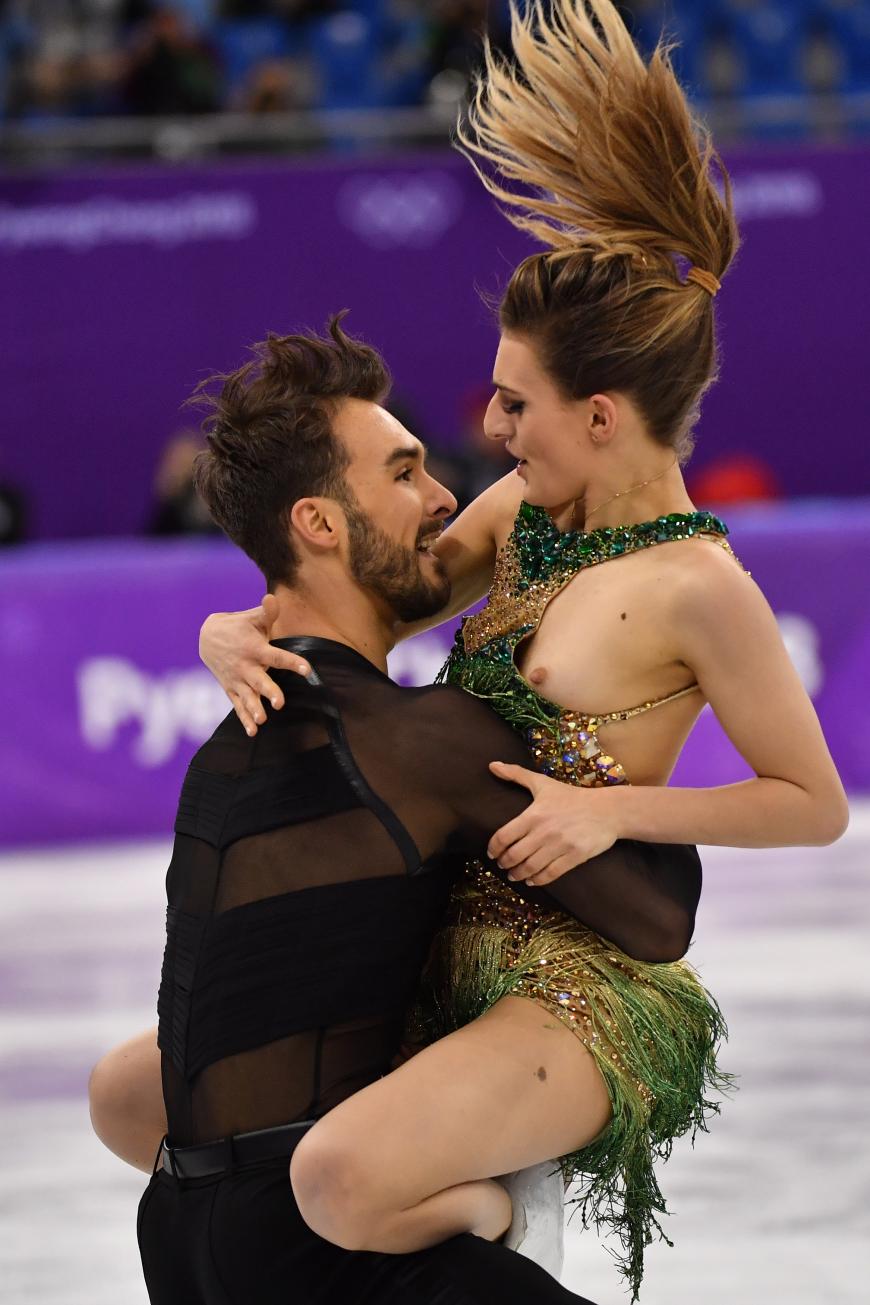 Wunderbare Aussichten gab es auch für die Olympia-Zuschauer während der Performance der Eiskunstläufer Guillaume Cizeron und seiner Partnerin Gabriella Papadakis, die mit entblößter Brust für Gold kämpfte.