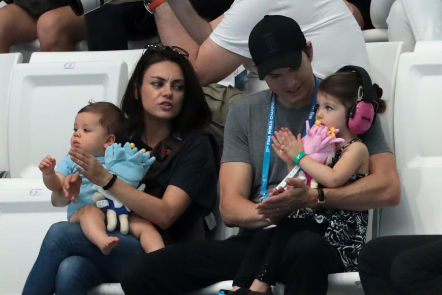 Seit 2015 ist Ashton mit Schauspiel-Kollegin Mila Kunis verheiratet und haben zwei süße Kinder - Söhnchen Dimitri, 1, und Töchterchen Wyatt, 3.