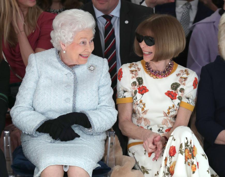 Queen Elizabeth II und Anna Wintour saßen gemeinsam am Dienstagabend in der Front Row der Fashion Week in London.