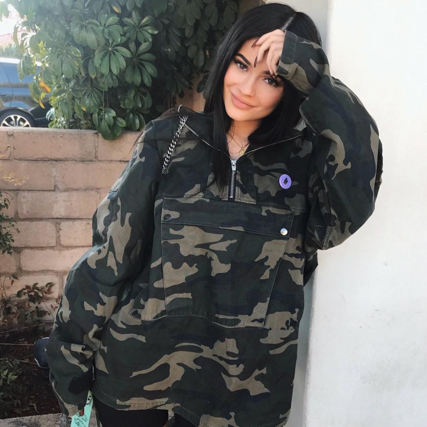 Kylie Jenner kennt kein Pardon. Erst vor drei Wochen ist sie Mutter einer kleinen Tochter geworden und schon jetzt hat sie die Schwangerschaftskilos wieder runter!