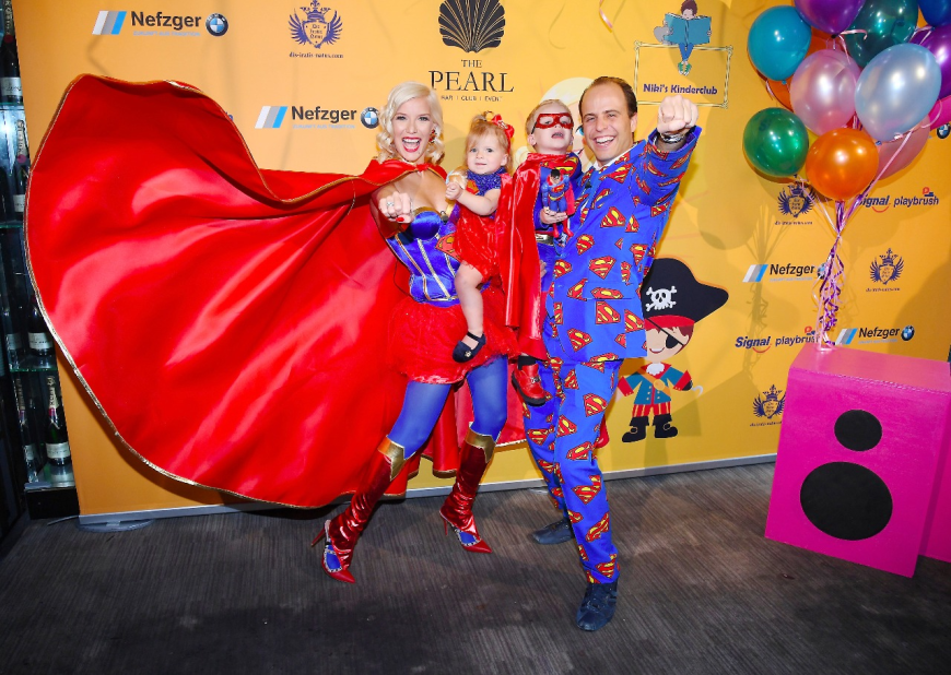 Auf dem Event „Family Fasching“ in Berlin entschied sich Society-Beauty Oksana Kolenitchenko mit ihrem Ehemann Daniel und den gemeinsamen Kindern Sohn Milan und Töchterchen Arielle für ein Superhelden-Kostüm.