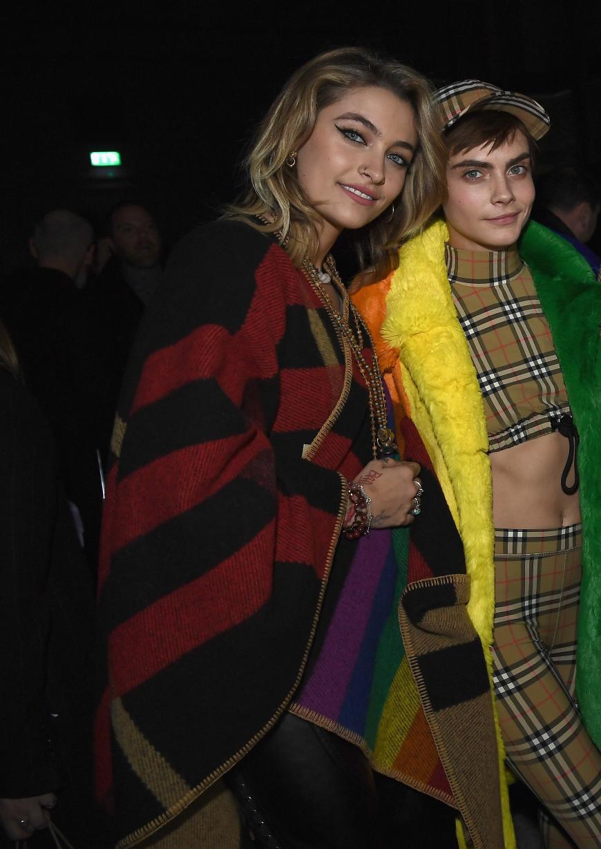 Paris Jackson und Cara Delevingne genossen die Show von Burberry auf der London Fashion Week. Und eins steht fest: Die beiden wirken sehr vertraut...