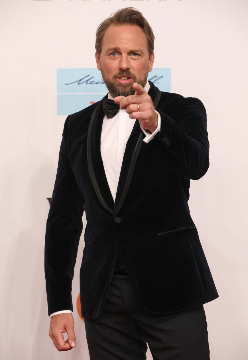 Steven Gätjen, der Moderator der Goldenen Kamera, war einer der Ersten auf dem roten Teppich und erschien mit bester Laune.