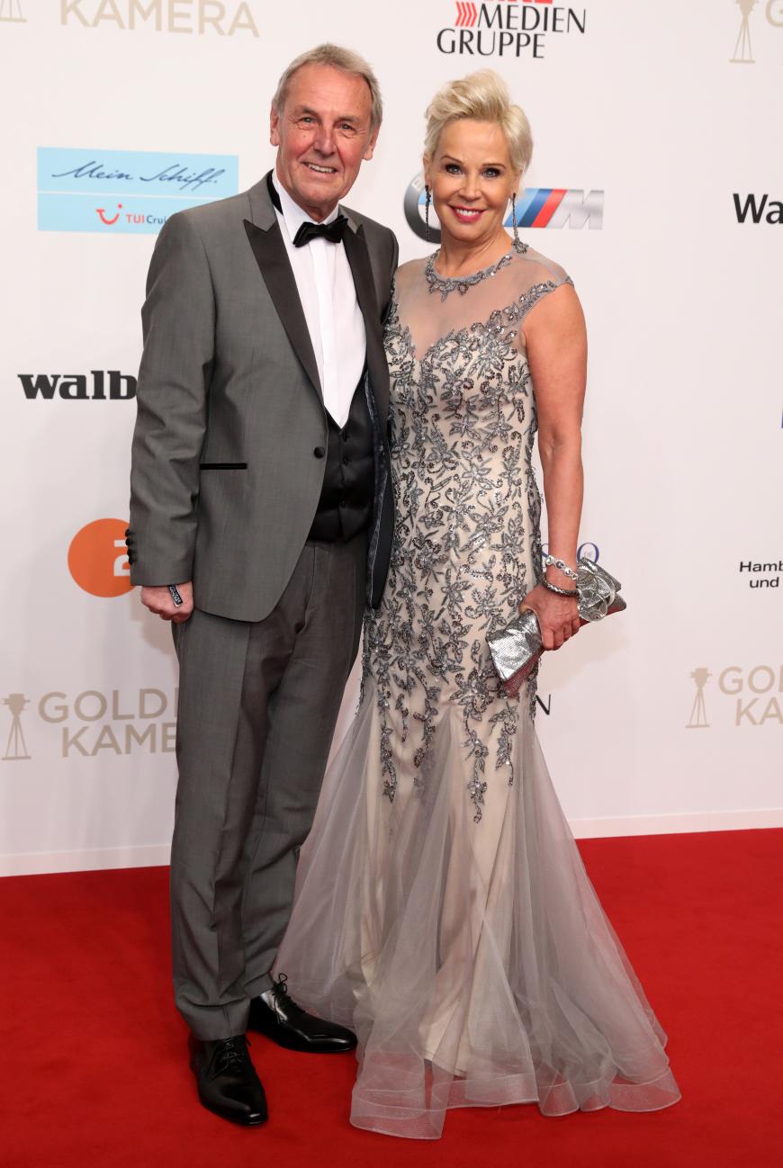 Moderator Jörg Wontorra kam in Begleitung seiner Freundin Susanne Bausch, die sich für den Abend in Schale warf.