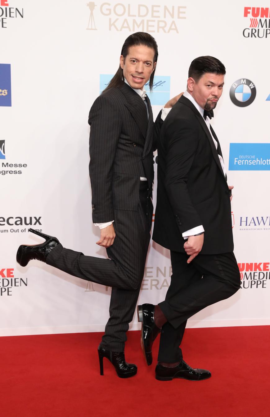 Wer hat die schöneren Schuhe? TV-Star Jorge Gonzalez (l) und TV-Koch Tim Mälzer alberten auf dem roten Teppich herum.
