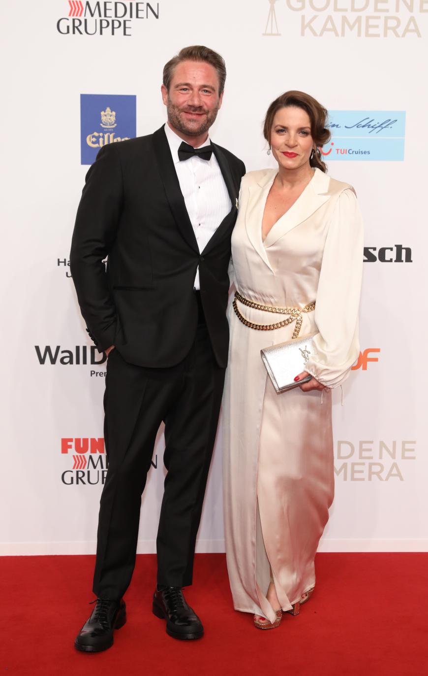 Sänger Sasha mit posierte mit Ehefrau Julia Röntgen auf dem Red Carpet.