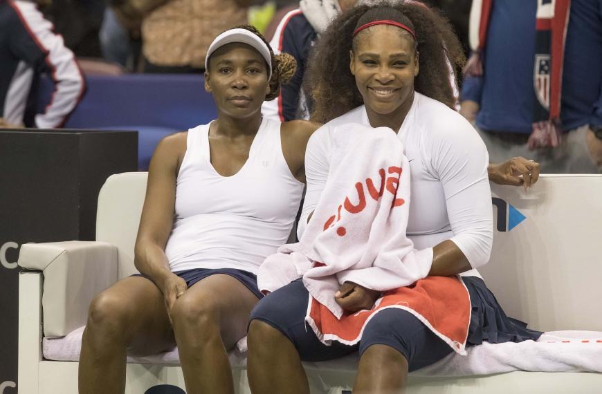 Heute geht es dem Tennis-Profi wieder blendend. Am 11. Februar feierte sie zusammen mit ihrer jüngeren Schwester Venus (l.) ihr Comeback beim Fed Cup in Australien.