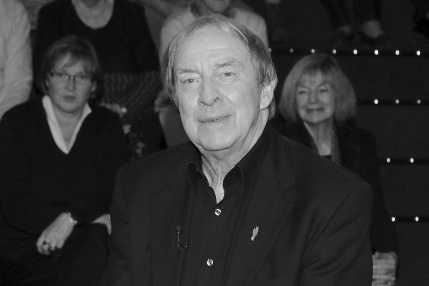 Ulrich Pleitgen ist tot. Der Schauspieler wurde nur 71 Jahre alt. Wie seine Agentin Regine Schmitz am Freitag, 23. Februrar, der Deutschen Presse Agentur mitteilte, verstarb der „Familie Dr. Kleist“-Star bereits am 21. Februar in Hamburg an Herzversagen. Von 2003 bis 2011 war er als Apotheker Johannes Kleist in der ARD-Fernsehserie zu sehen. Zuletzt spielte er den Großvater und Ökoaktivisten in „Immer Ärger mit Opa Charly“. Pleitgen hinterlässt seine Ehefrau Ann-Monika.