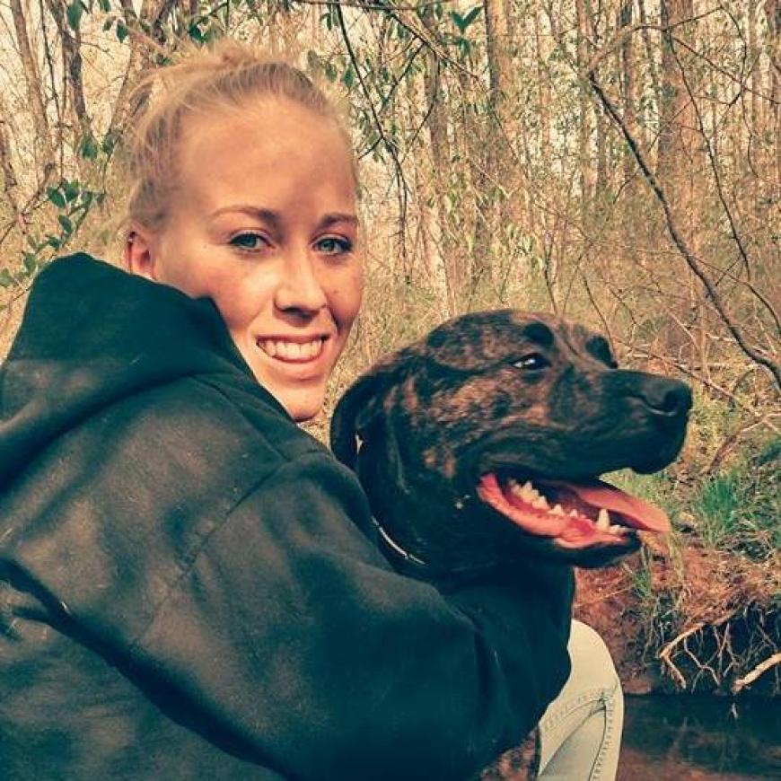 Bethany Stephens mit einem ihrer zwei Pitbulls.