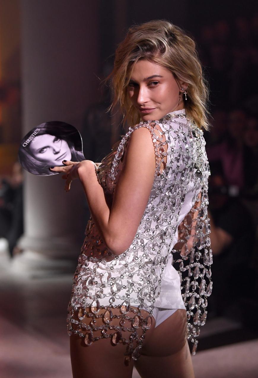 Hailey Baldwin sollte am vergangen Samstag eigentlich ihr juwelenbesetztes Oberteil auf dem Laufsteg der Mailänder Fashion Week zur Schau stellen. Doch alles, worauf die Zuschauer nur achten konnten, war ihr Hinterteil!