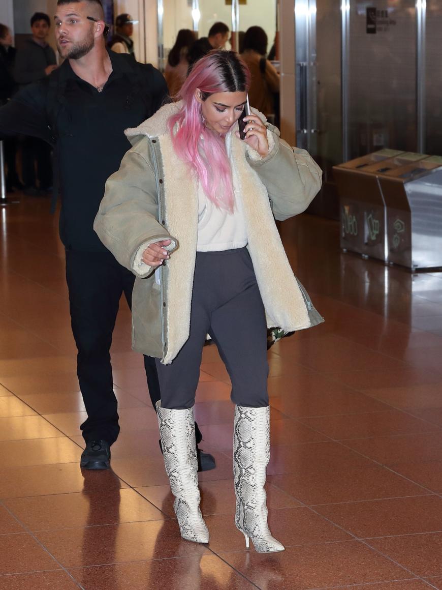 Kim Kardashian am Montagmorgen bei ihrer Ankunft am Flughafen in Tokio. Die pinken Haare stechen einem sofort ins Auge!