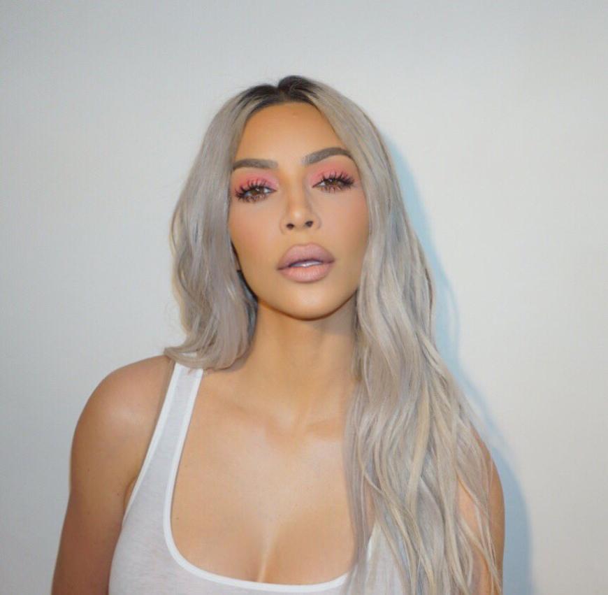 Fast ein halbes Jahr trug die dreifache Mutter ihre Haare platinblond.