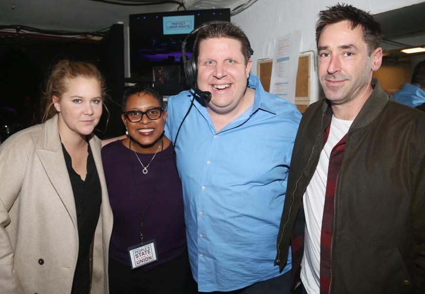 Amy Schumer und Chris Fischer (r.) wurden im November das erste mal von den Fotografen erwischt. Erst zwei Tage vor der Hochzeit machten sie ihre Liebe offiziell.