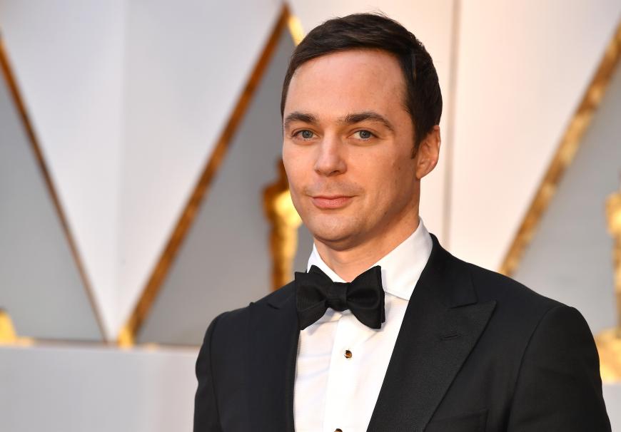 Genau wie sein Serienego „Sheldon Cooper“ kommt auch Jim Parsons privat nicht über den Tod seines Vaters hinweg.