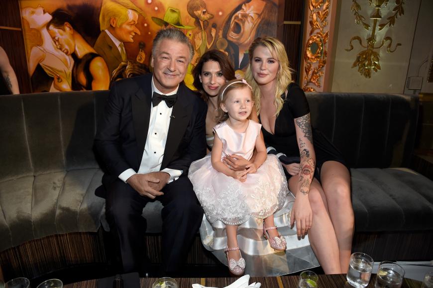 Papa ist bestimmt stolz! Ireland Baldwin mit Vater Alec Baldwin, Stiefmutter Hilaria Baldwin und Stiefschwester Carmen Gabriela.