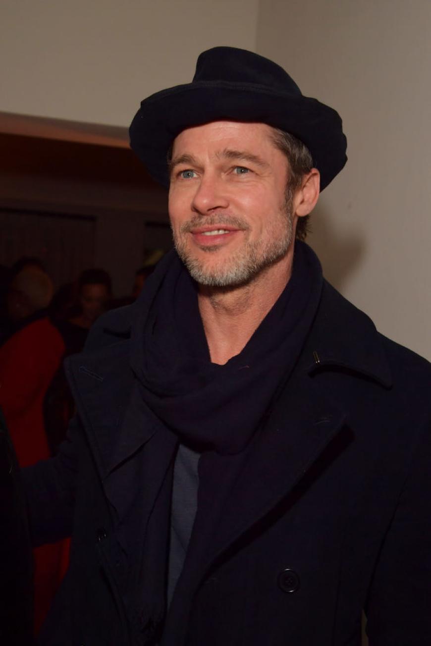 Brad Pitt schien auf einer Party bester Laune zu sein. Ob Jennifer Aniston etwas damit zu tun hat?