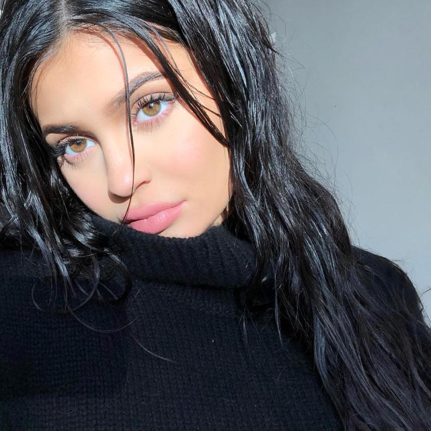 Kylie Jenner zeigt erstmals das Gesicht ihrer Tochter Stormi Webster.