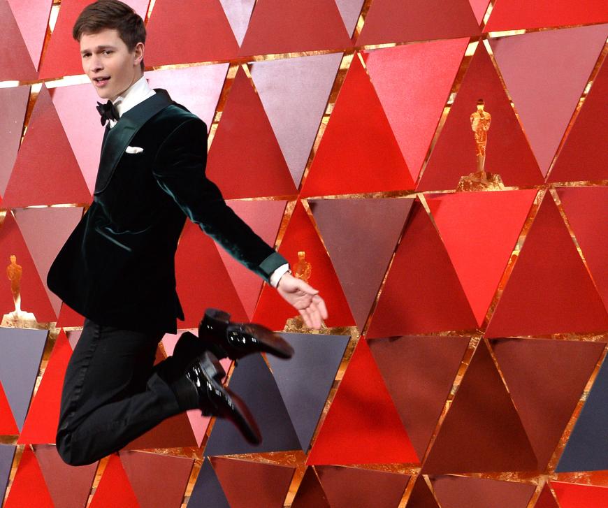 … dicht gefolgt von Schauspieler Ansel Elgort, der ebenfalls seine coolsten Moves auf dem Red Carpet zum Besten gab.