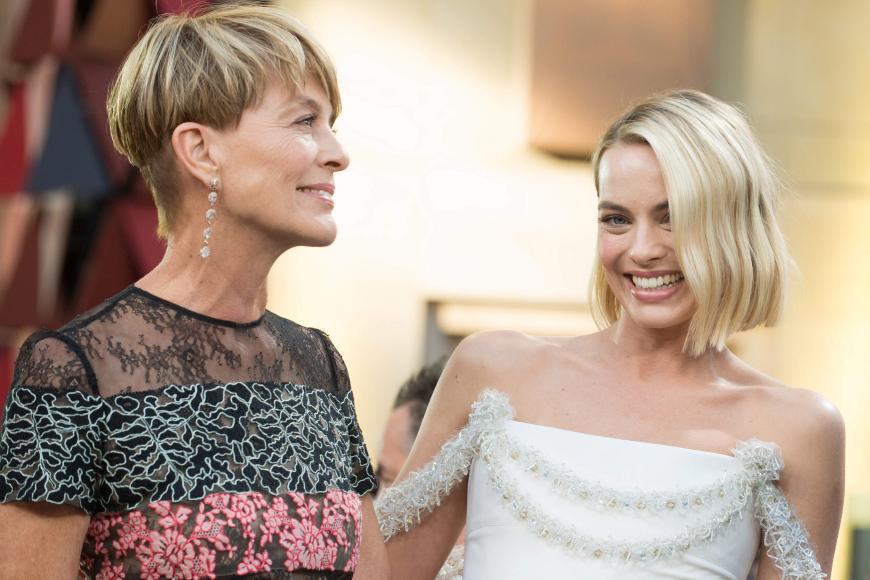 Sie hätten auf jeden Fall den Preis für die schicksten Frisuren des Abends verdient: Margot Robbie überraschte mit hellblondem Bob.
