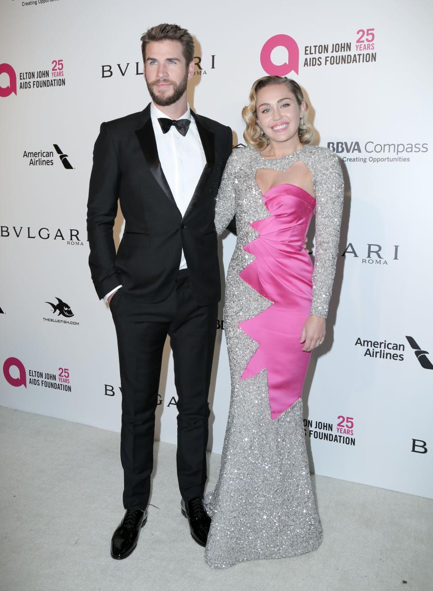 Miley Cyrus und Liam Hemsworth überraschten mit einem seltenen Red-Carpet-Auftritt und sorgten für jede Menge Glamour. Während die Sängerin sich für ein knallpinkes Glitzerkleid von Moschino entschied, hielt es ihr Liebster schlicht und trug einen Anzug mit Fliege.