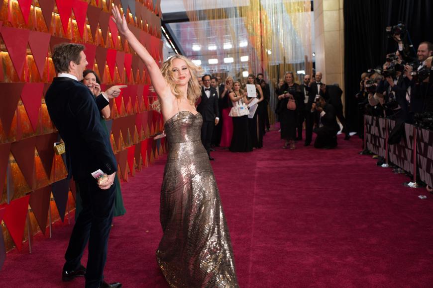 Zu tief ins Glas geschaut? Dank ihrem skurillen Autritt ist die 27-Jährige am Morgen nach den Oscars Gesprächsthema Nummer Eins.