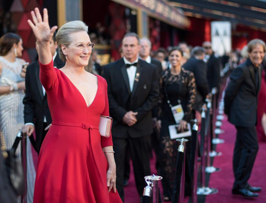 Meryl Streep strahlte in einer roten Robe, in dem sie Twitter-User an die gute Fee aus 'Shrek' erinnerte.