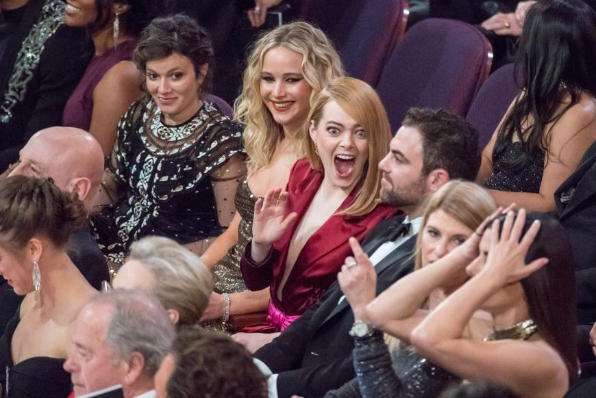 Emma Stone und Jennifer Lawrence hatten während der Vergabe der Academy Awards sichtlich ihren Spaß.