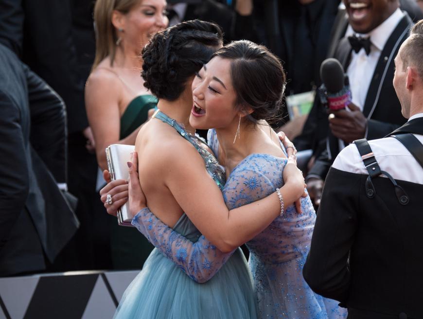 Schausielerin Kelly Marie-Tran und Eiskunstläuferin Mirai Nagasu fielen sich auf dem roten Teppich in die Arme.