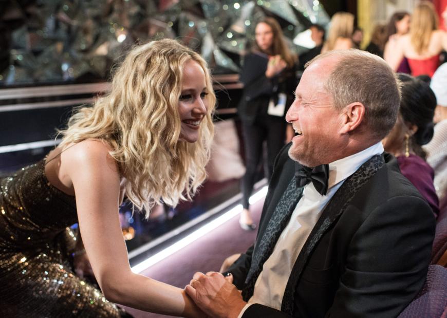 Woody Harrelson war ebenfalls nominiert als bester Nebendarsteller. Obwohl er an diesem Abend leider leer ausging, zauberte ihm Jennifer Lawrence ein Lächeln auf die Lippen.