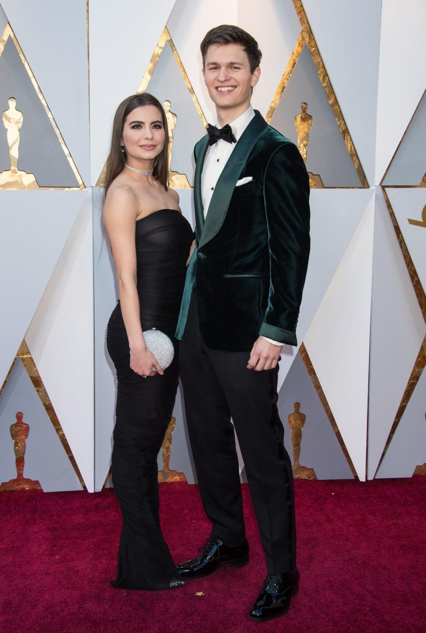 Violetta Komyshan und Ansel Elgort sind bereits seit sechs Jahren ein Paar. Dem „Das Leben ist ein mieser Verräter“-Darsteller ist das Liebes-Glück buchstäblich ins Gesicht geschrieben.