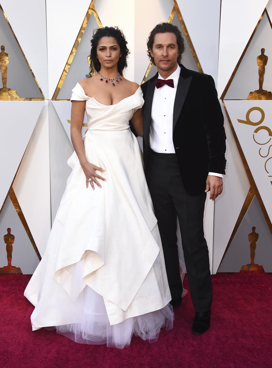 Wow! Camilla Alves und Matthew McConaughey zeigten sich im Black-and-White-Outfit und passenden dunkelroten Accessoires. Die beiden sind bereits seit 2012 verheiratet und haben drei gemeinsame Kinder.