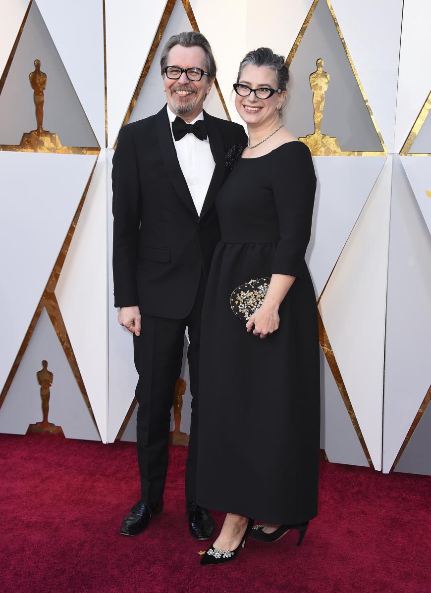 Zu zweit glänzt man besser! Oscar-Gewinner Gary Goldman und Gisele Schmidt grinsen um die Wette. Sie kamen im Partnerlook zur 90. Preisverleihung.