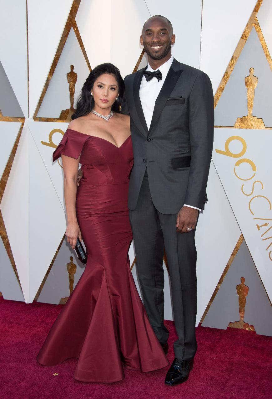 Stolz wie Oskar! NBA-Star Kobe Bryant besuchte die Oscar-Verleihung mit seiner Frau Vanessa Laine. Für seinen Kurzfilm „Dear Basketball“ gewann der Baskeltballer einen Oscar.