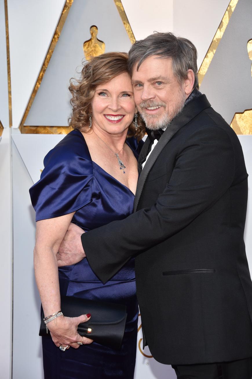 Seit sage und schreibe 40 Jahren sind Mark Hamill und Marilou Hamill verheiratet! Der ehemalige „Luke Skywalker“-Darsteller umarmt seine Frau liebevoll. Bei diesem Anblick kann man nur dahinschmelzen.