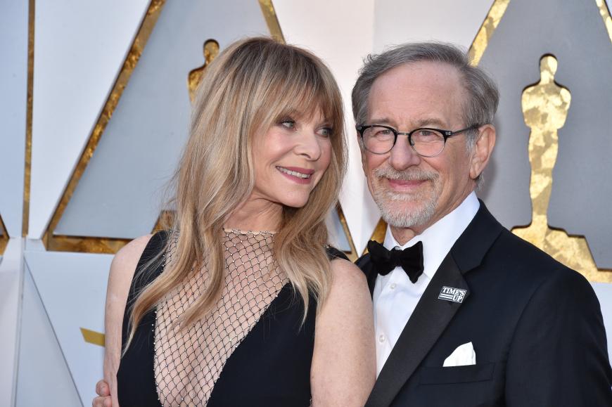 Awww! Auch nach 27 Ehejahren wirft Kate Capshaw ihrem Steven Spielberg verliebte Blicke zu.
