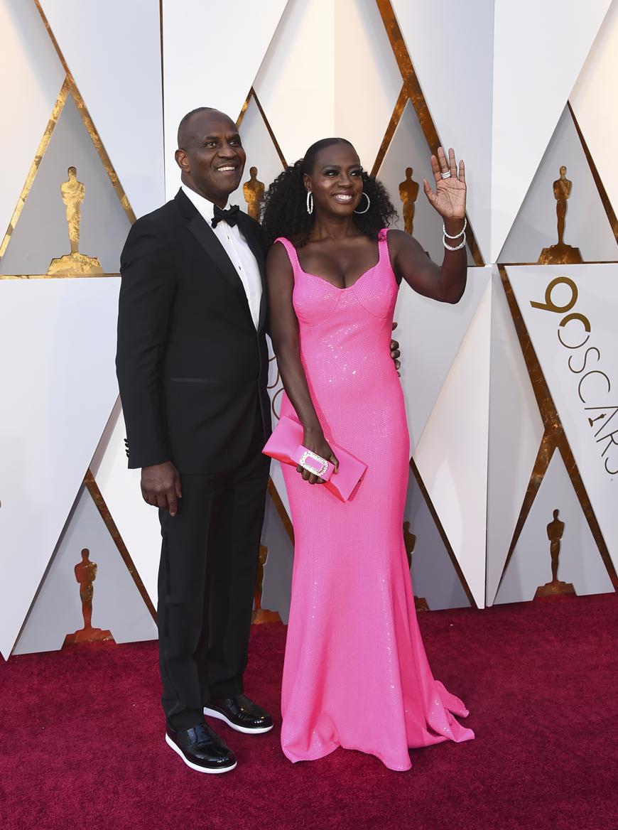 Auch Julius Tennon und Viola Davis tummelten als verliebtes Pärchen auf dem roten Teppich. Der „How to Get Away with Murder“-Star hatte definitiv einen der auffälligsten Looks des Abends.