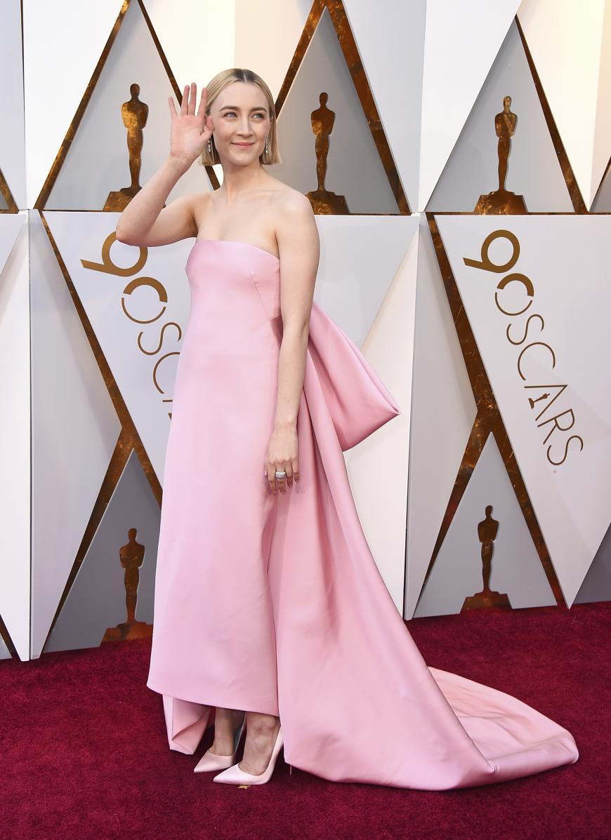 Fast schon ikonenhaft war die Robe der Schauspielerin Saoirse Ronan. Die 23-Jährige bezauberte in einem zart-pinken Kleid mit Statement-Schleife von Calvin Klein und den passenden Pumps.