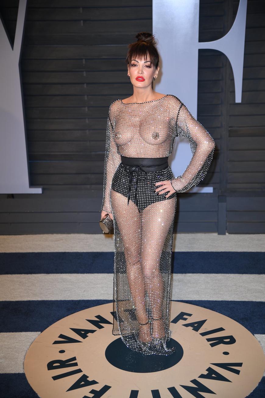 Ähm, was ist das? Ein Fisch im Netz? Fashion-ADHS? Was ist das? Also, die Person in dem Outfit ist die Popsängerin Bleona Qereti, zum Rest möchten wir uns nicht äußern.
