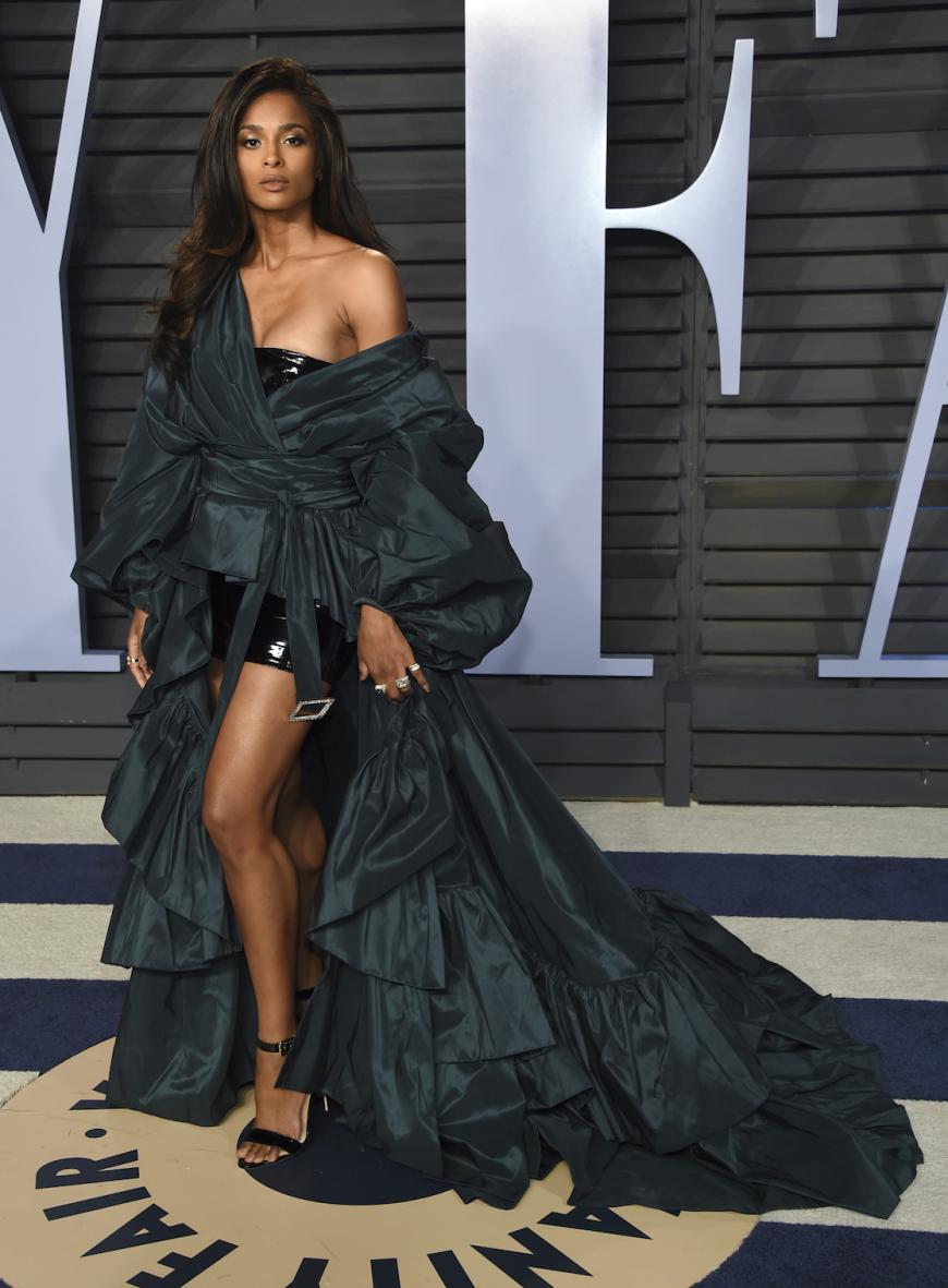 So, so, ein Überraschungsei stellte Ciara dar. Die Sängerin trug Lack unter einem wilden Mantelkleid.